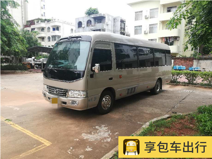 18座柯斯达牌SCT6703TRB53L中巴车（可坐乘客18人）